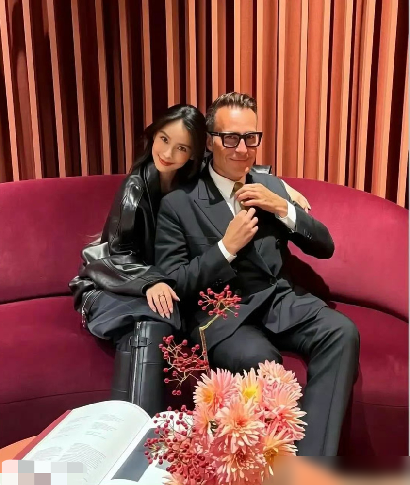 巴黎时装周，爱马仕全球公关总监又晒出和杨颖的合照，手直接搭她肩上。这已经是连续第三年，雷打不动。她儿