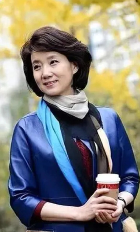 已经退休的央视新闻主播李修平参加广播学院组织的活动。依然优雅朴素大方的样子，打扮