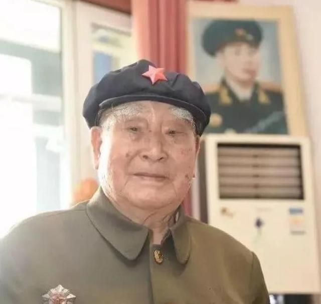 1943年，八路军政委秦光腰部中弹，两个汉奸走到了他身边要补刀。突然，秦光低声说
