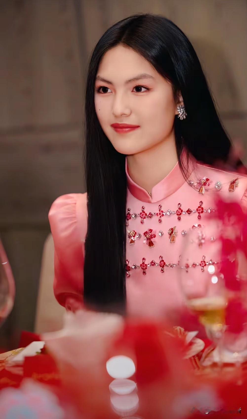 今晚，知名主持人李湘更新了一段女儿王诗龄的视频。视频中，王诗龄打扮得端庄优雅，一