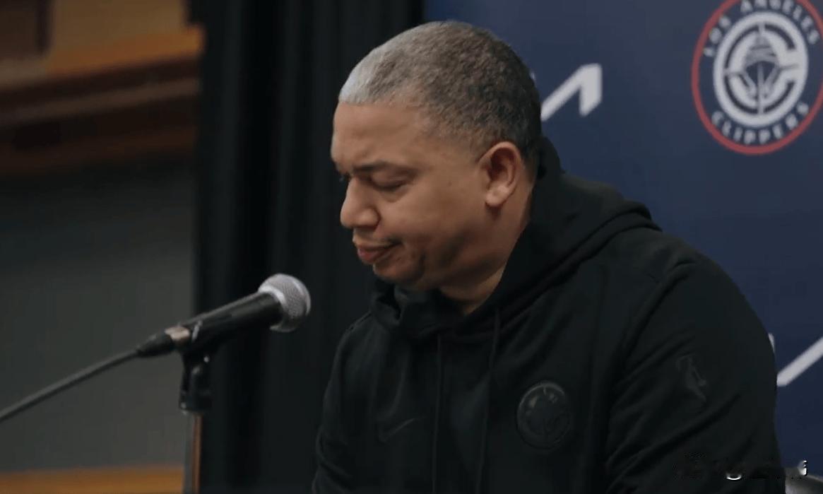 康复之中！泰伦卢谈伦纳德的伤势：“伦纳德在康复之中。”“他的膝盖出现一些