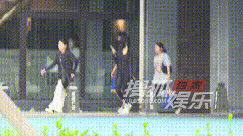 杨幂私教馆健身杨幂现身私教馆健身，出门后一路低头看手机。身材超好的幂~​​​