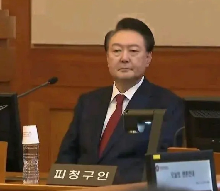 尹锡悦受审难掩失落狼狈心情全世界的总统最尴尬、最狼狈的，恐怕非韩国的尹锡悦莫属