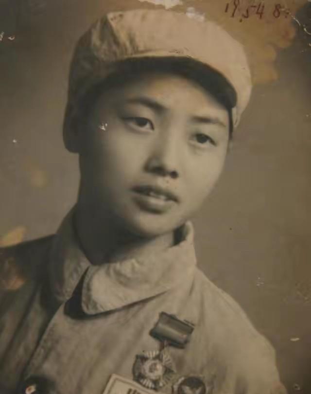 她倒在泥水和血迹里，左眼被炸飞，胸口被美军的皮靴狠狠踩了一下，她咬着牙不动，拼命