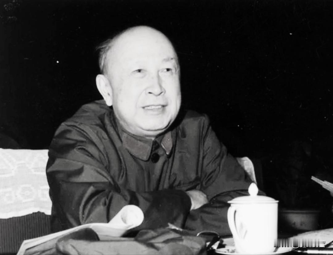 1964年的一天，钱学森家的餐桌上突然一阵惊慌：“这菜气味不对！有毒！！”警卫立