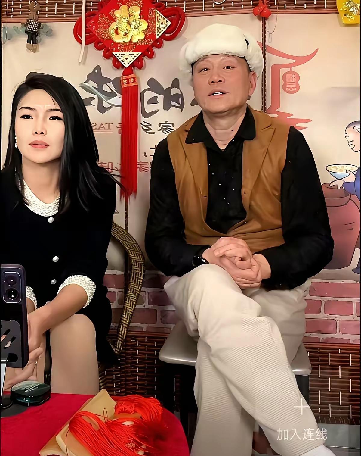 拘留10天账号封禁出来第一件事是找上“快板张”组队开播。骂郭德纲成