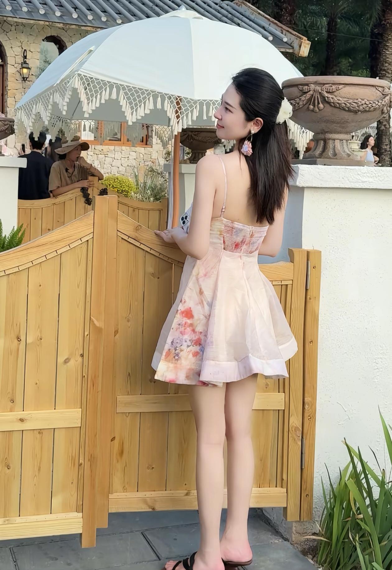 夏日穿搭指南：粉色连衣裙与白色遮阳伞的浪漫邂逅