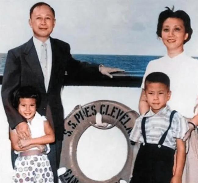 1955年，44岁的钱学森，带全家回国。船到夏威夷时，有位满头银发的老太太，指着