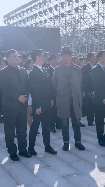 就喜欢陈道明这个劲儿，哥几个都是西装正装，那陈叔就得整点不一样的，棒球帽，五颜六