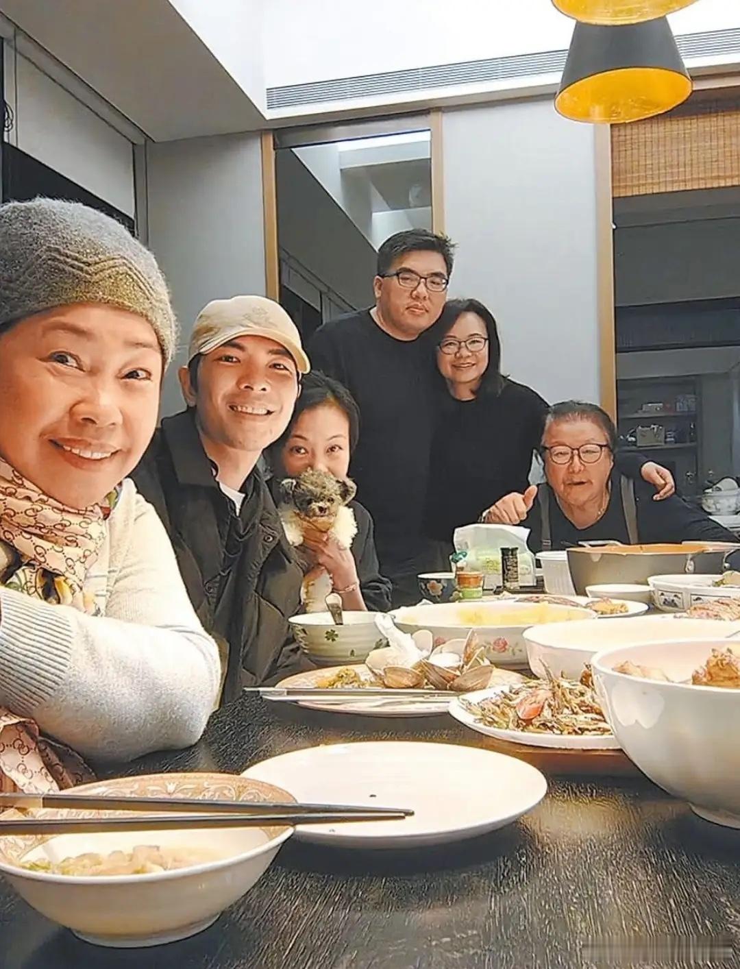 萧敬腾岳父离世享年75岁，吸入性肺炎住院三个月，他常给岳父按摩