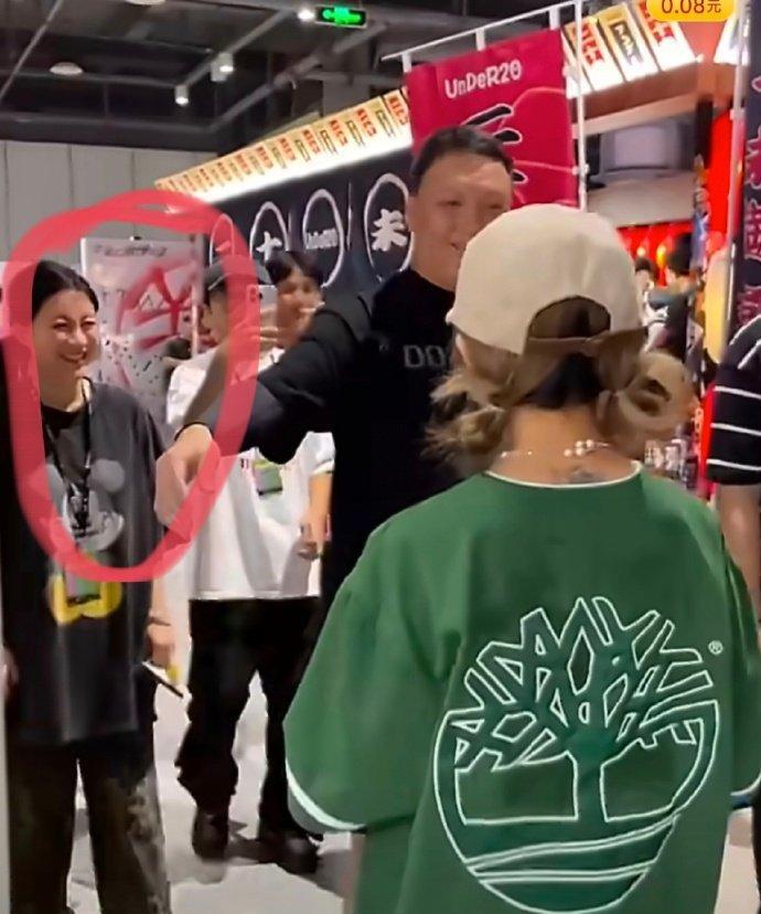 “车澈抱乃万”事件看似是一则明星八卦，实则折射出婚姻情感价值、职场权力边界及公众