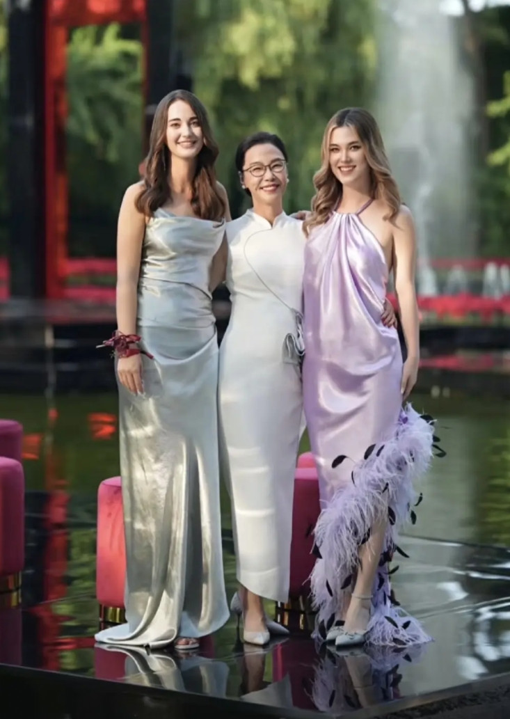 张丹红的两个女儿在妈妈的婚礼上正式亮相，有可能她们以后也会成为公众人物。张丹