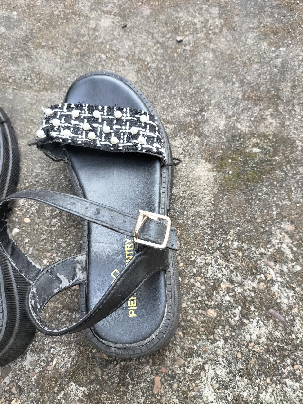 离婚了还经常联系确实不正常，如果双方都结婚了，二婚的伴侣都会吃醋，我和前夫就不会