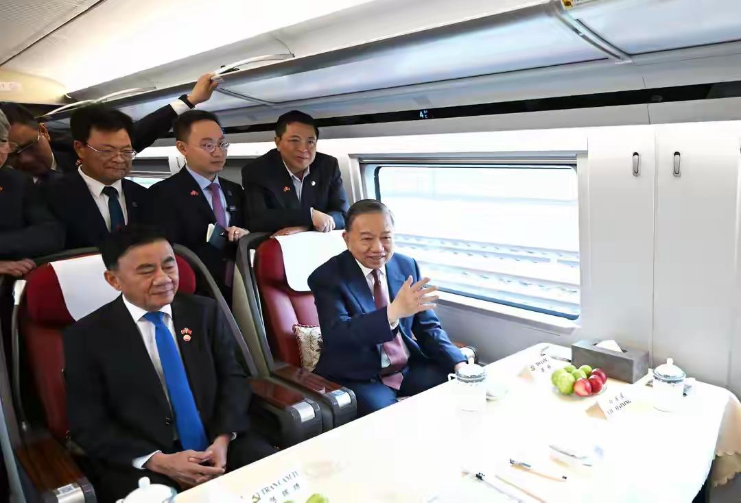 [鼓掌][鼓掌][玫瑰]开眼界了！今天上午9点，越共中央总书记、国家主席苏林登