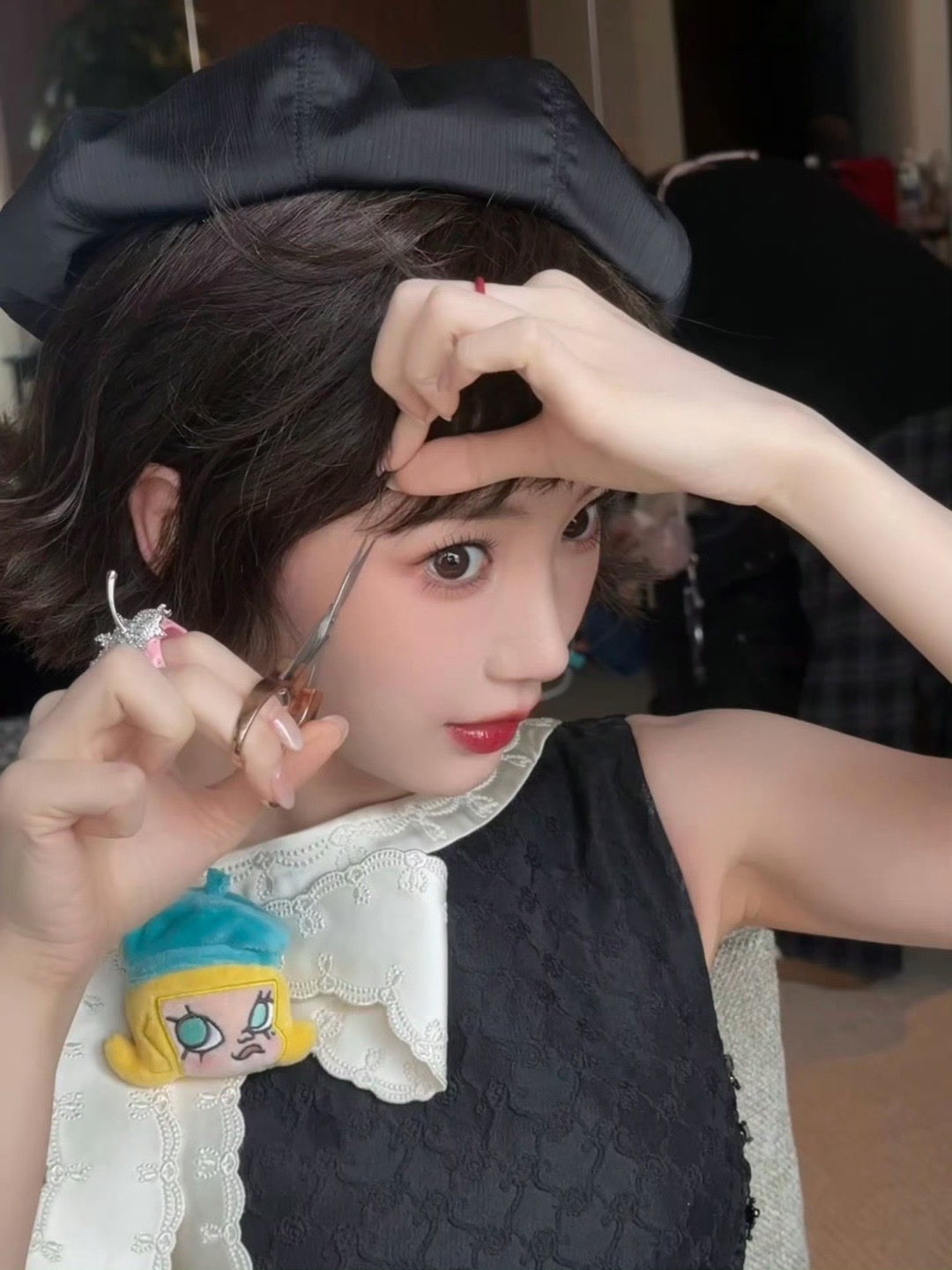 毛晓彤完全是洋娃娃毛晓彤洋娃娃手办二月二新剪的短发配上贝雷帽，确实像从童话里走