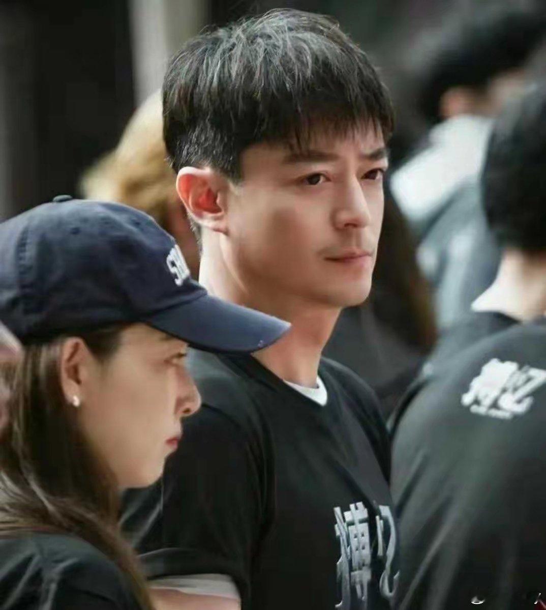 霍建华新剧开机，他是真的年轻啊，一点不像四十多岁的人。​​​