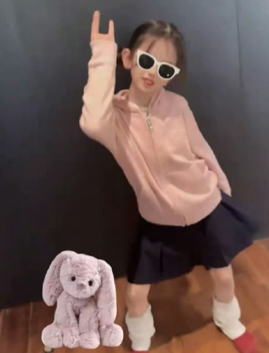 方媛发布大女儿郭咏希演绎《PSYCHO》的舞蹈视频。视频中，8岁的郭咏希身穿红色