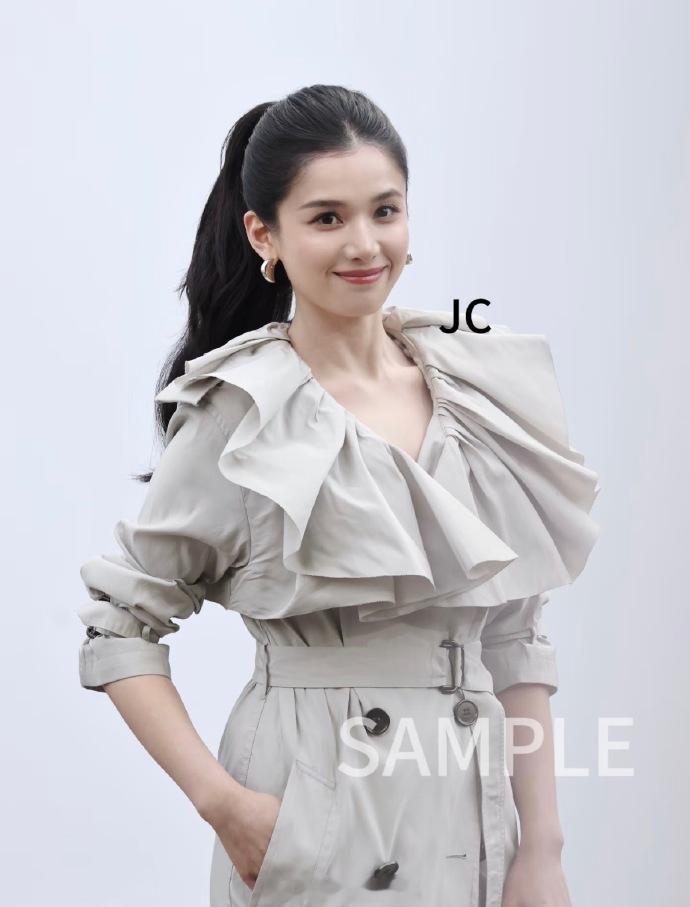 张婧仪完全是生视频的神张婧仪人群里最显眼的圆头​​​终于明白为什么大家都说她是