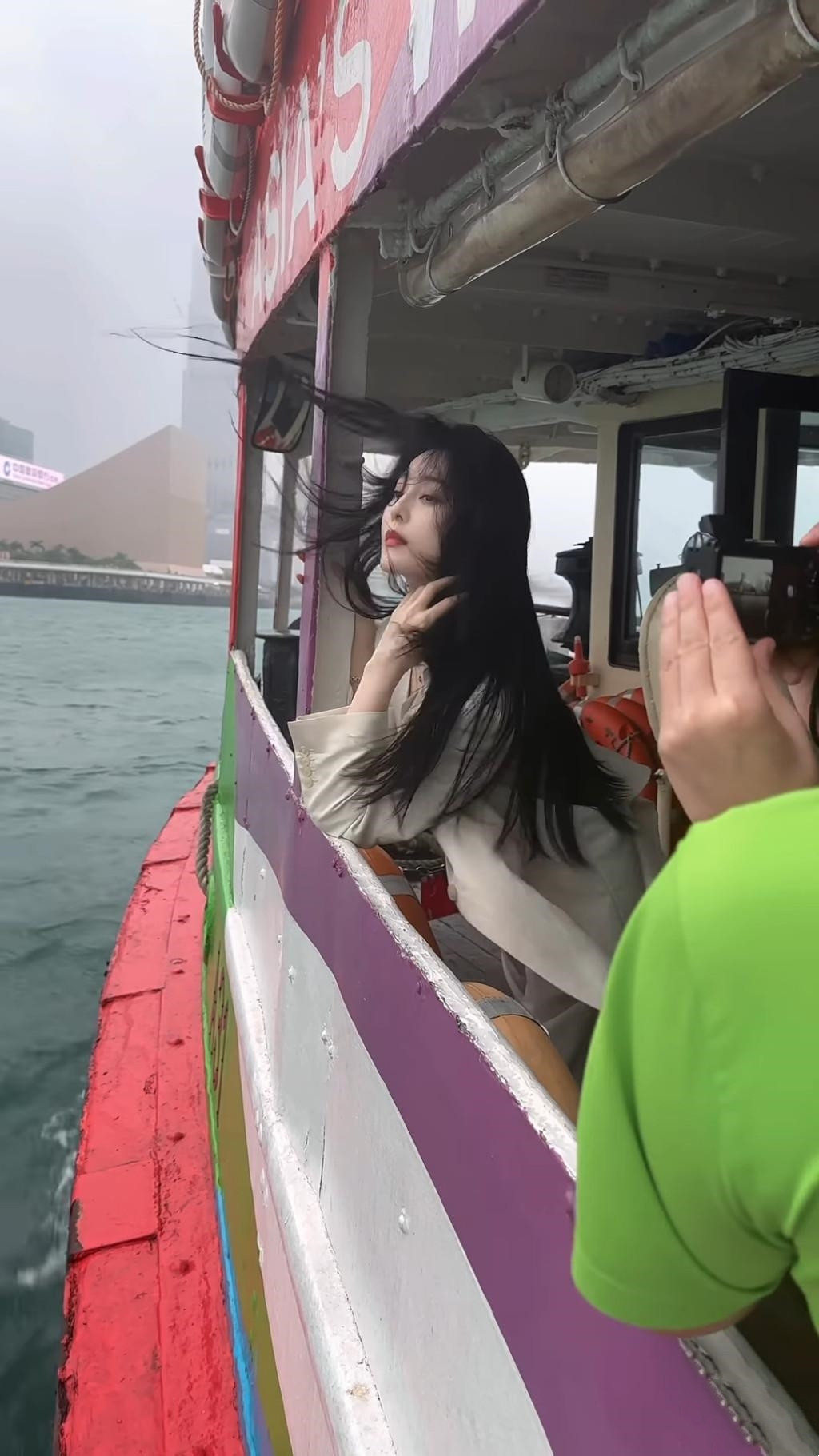 女星范冰冰现身香港，大量生图流出，真实容貌和状态让人感叹。