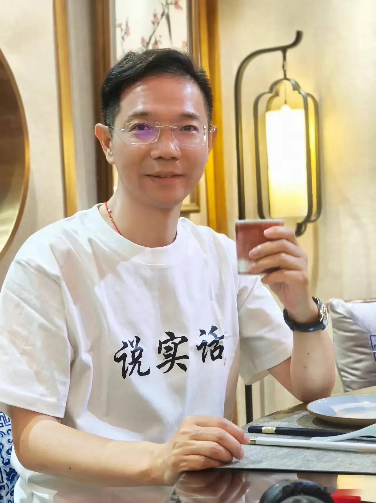李律发的这个作品《袭》，那可真是相当有内涵。就像这故事里厨师做菜，小燕端菜，大