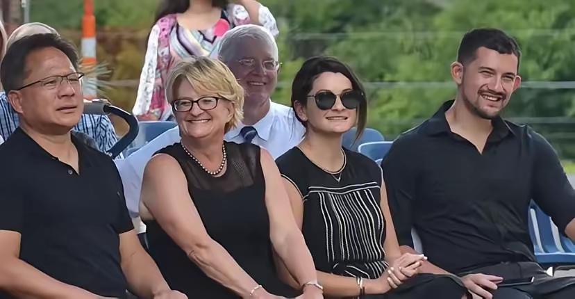 这两张照片可以看出来，黄仁勋和儿子周华健和儿子既不像白人，也不像墨西哥人