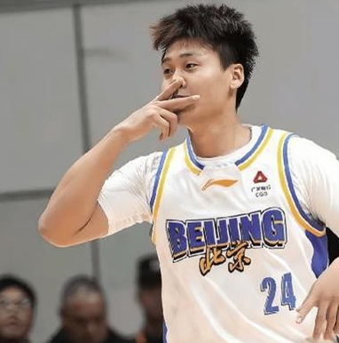 北京男篮球员赵睿谈自己首次回到新疆主场，他表示：我很感谢新疆球迷，感谢他们对我的