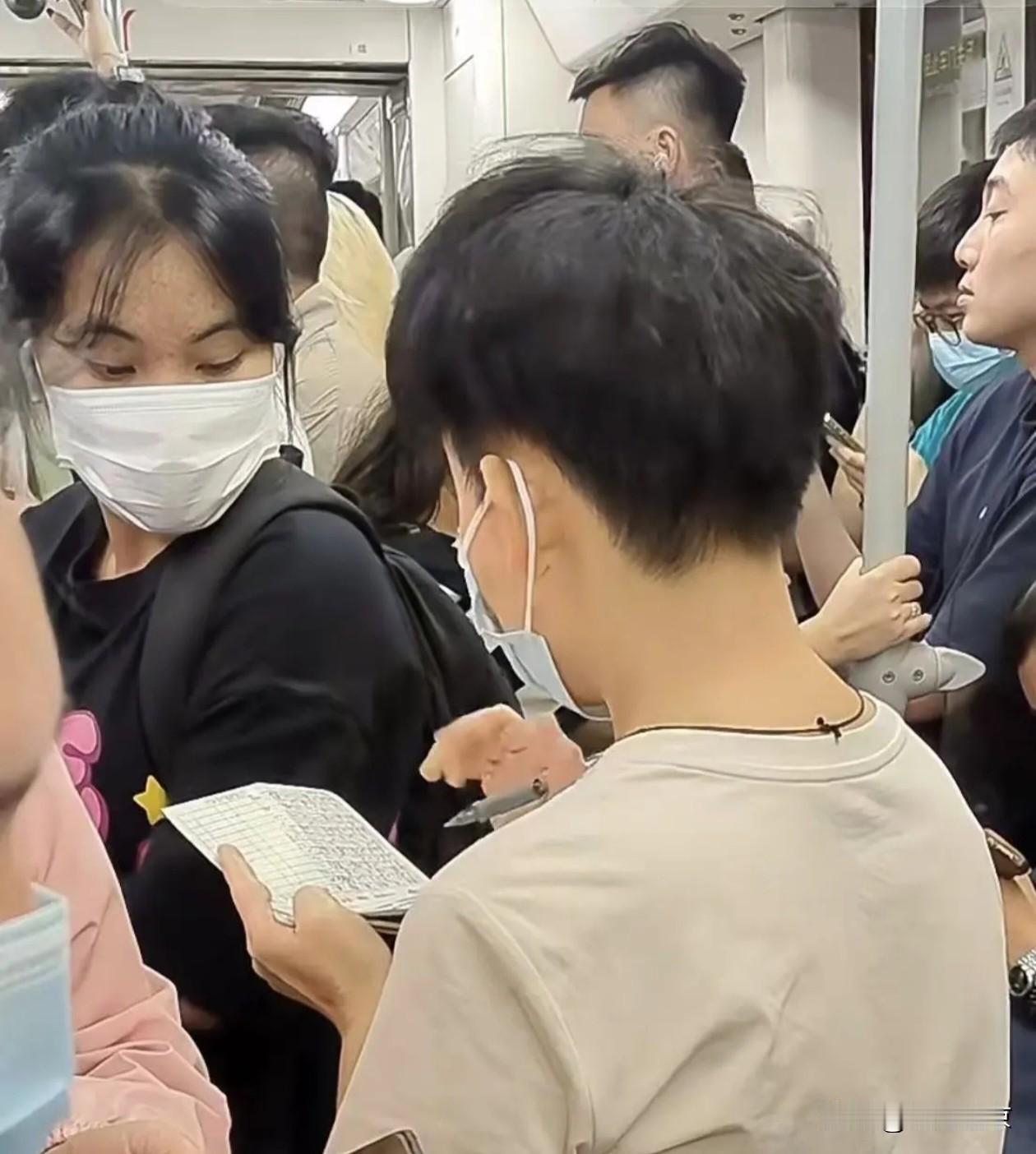 沈阳中街这个乱象有待整治！“老妹儿帮帮忙，进店免费体验一下呗！”相信很多人逛