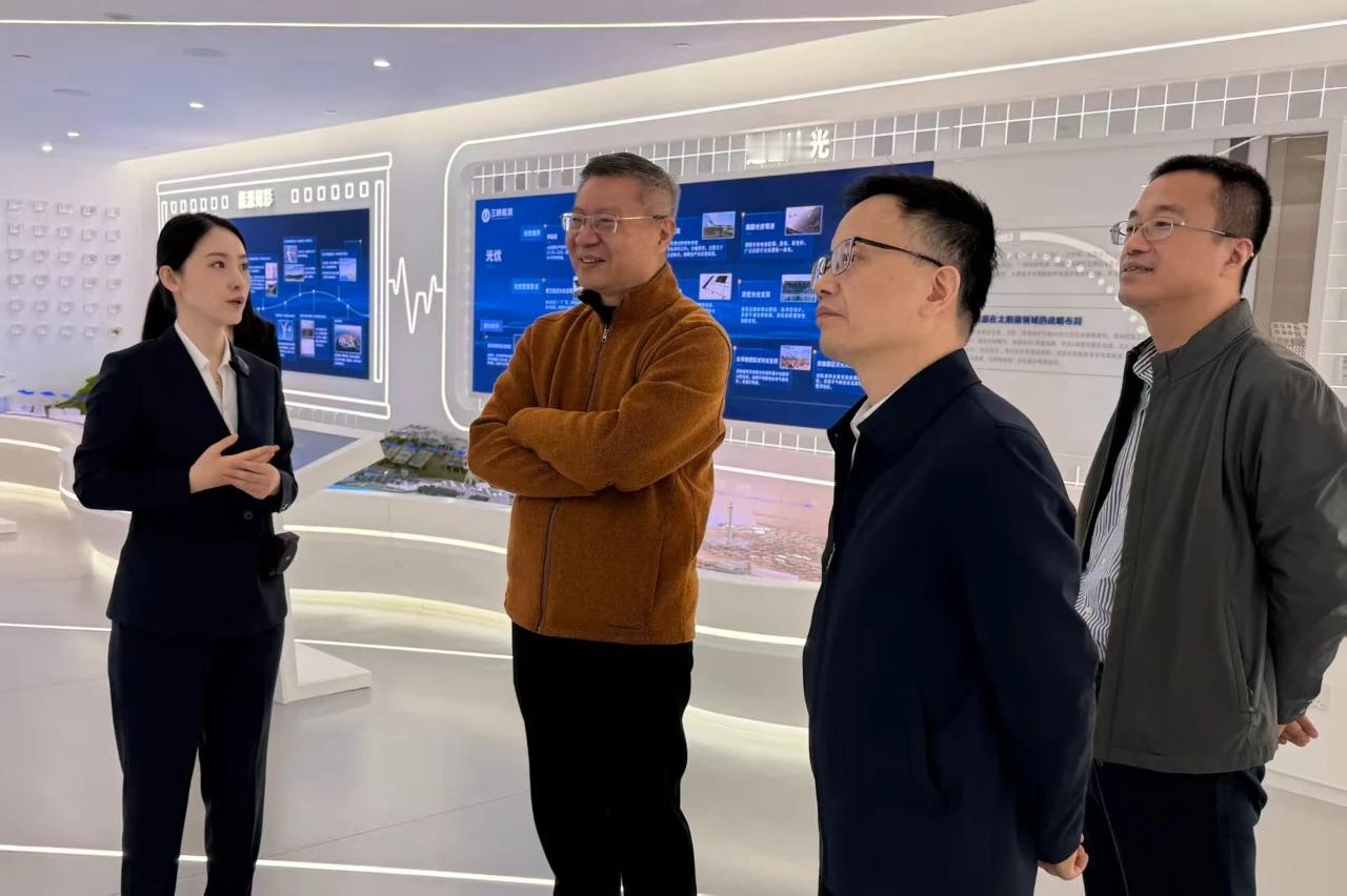 张维为教授去三峡能源的事很多人都知道了。张教授是受邀前去，给他们做一个演讲。演