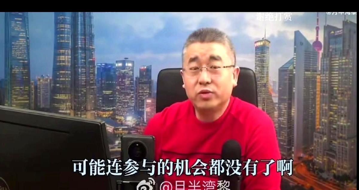 红衣男对着镜头咧嘴。说小胖回来能打爆莎头。三秒。评论区炸了。不是愤怒。