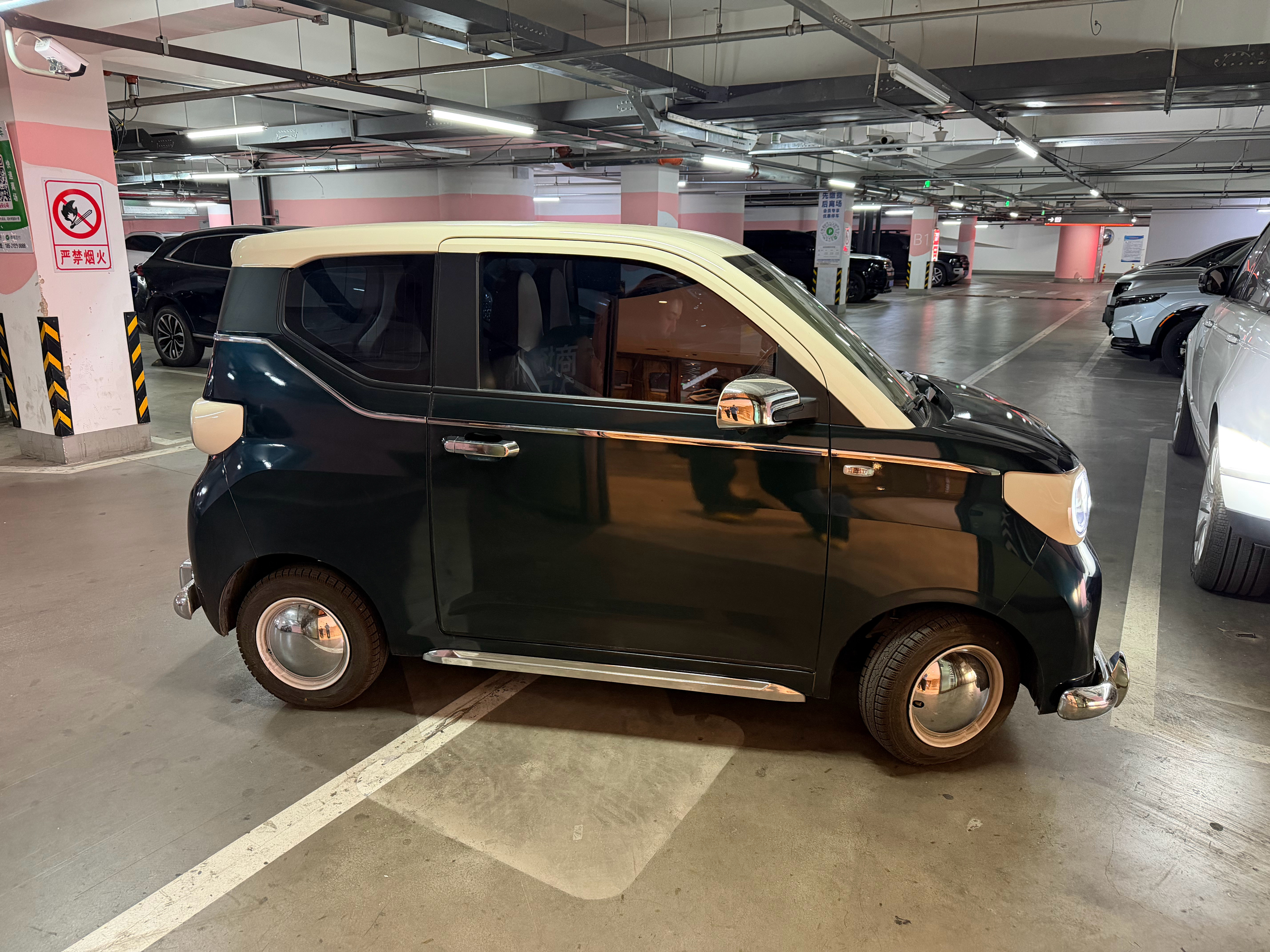 今天在商场里面看见了一辆五菱miniev真的太帅了！这改的好有英伦的感觉～原来