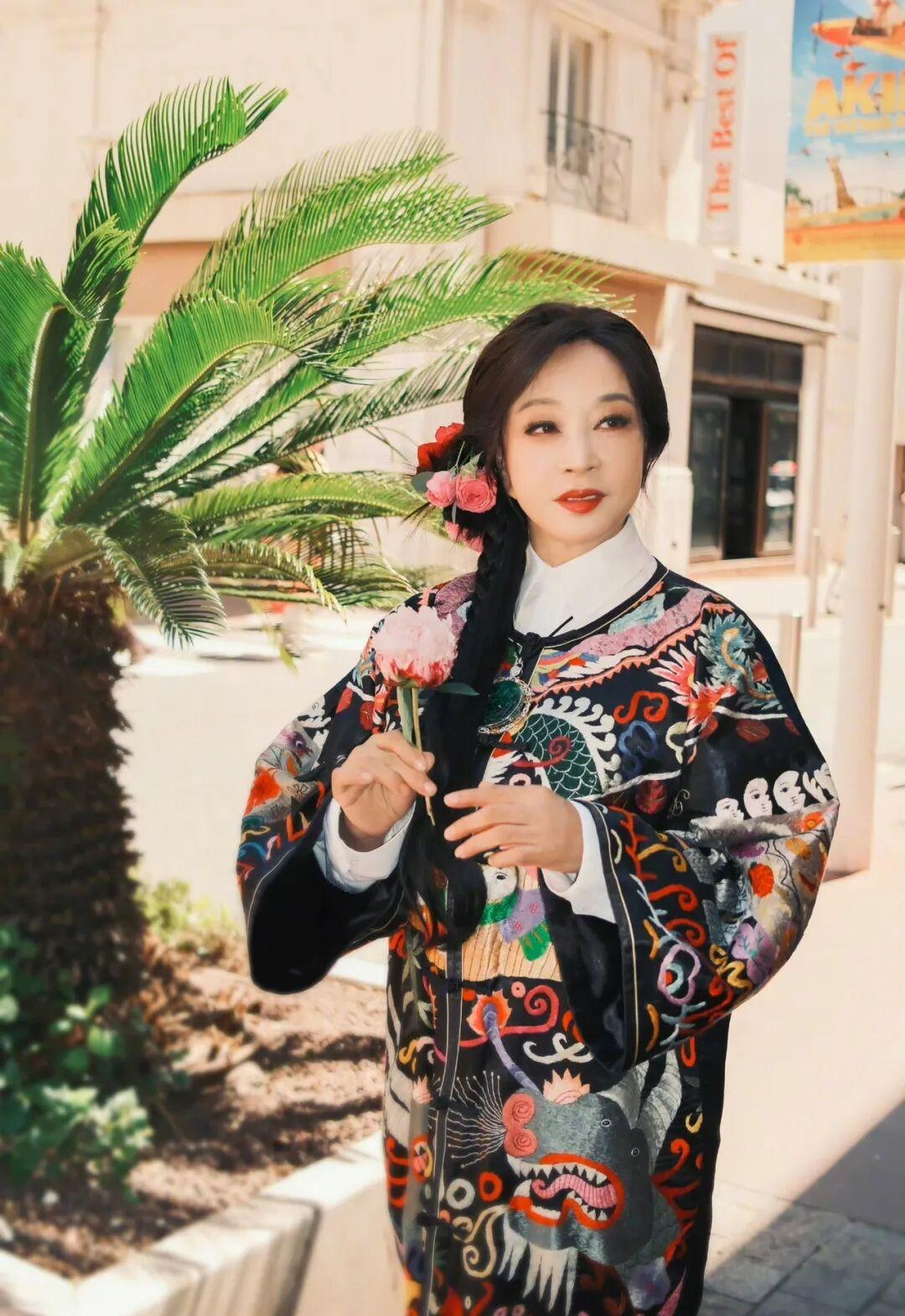 外国街头惊现74岁刘晓庆国风穿搭亮相，青春活力不减当年！昨日，74岁的刘