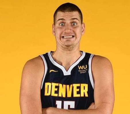 强到可怕，历史新纪录啊！本赛季的篮板王、助攻王还有三双王约基奇一人全包了今天掘