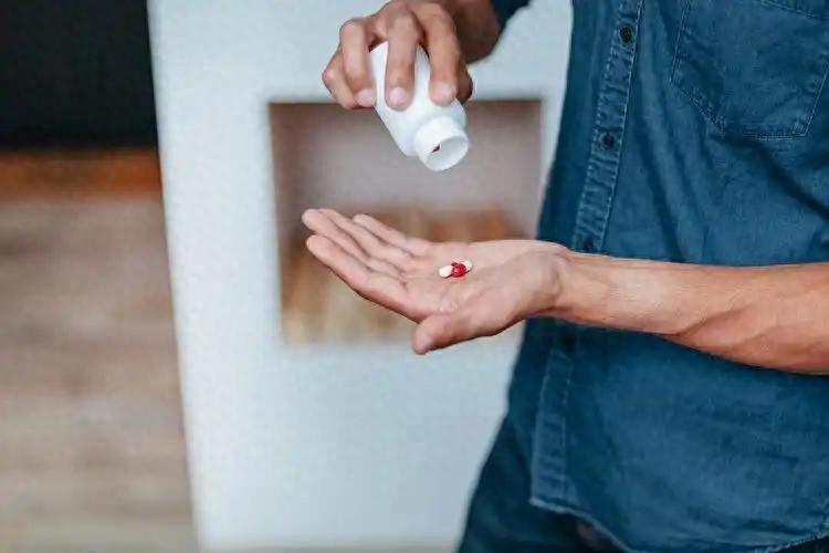 医生多次建议：不想把肾毁掉，3类药别长期吃，或会加速尿毒症肾病发展到尿毒症，