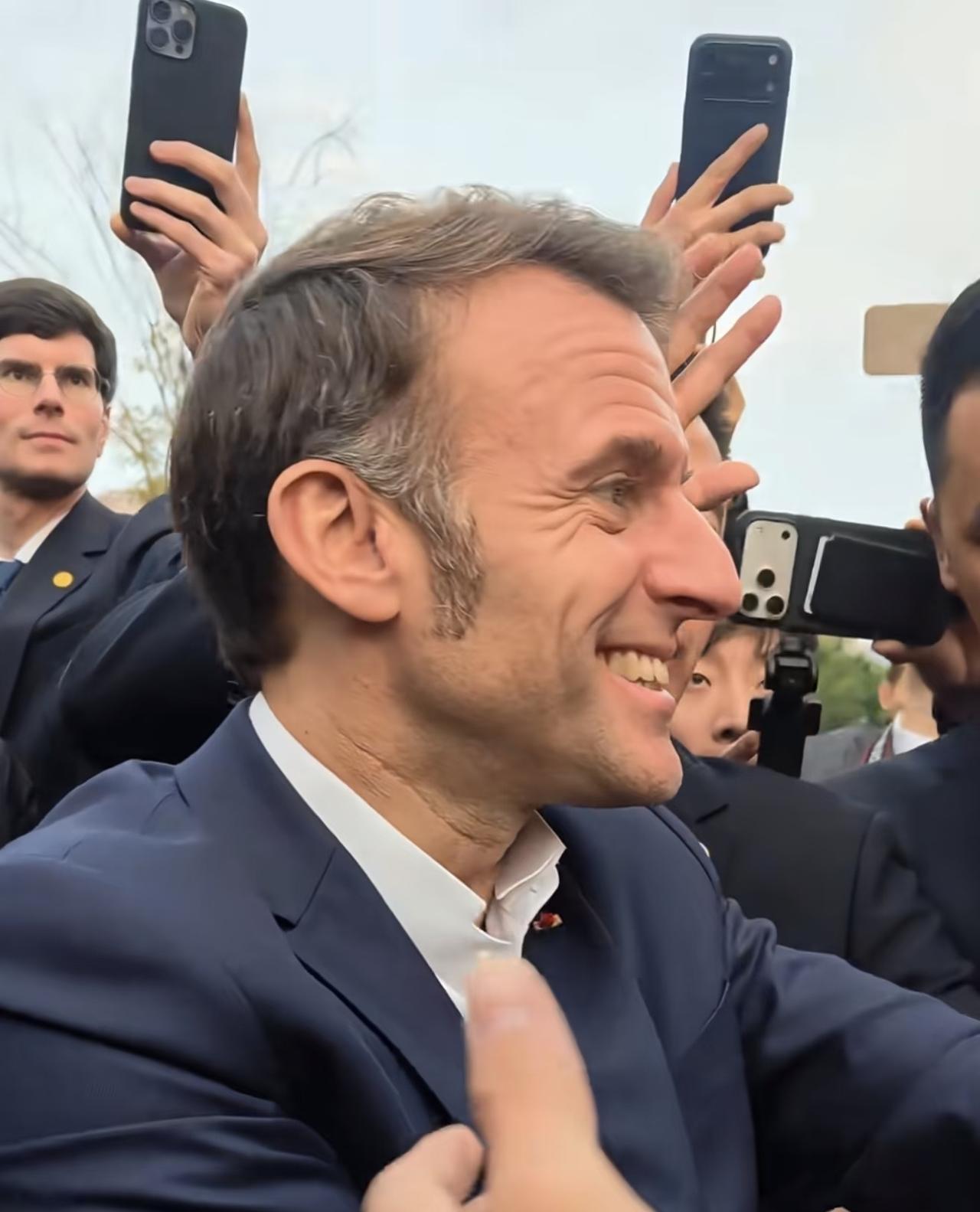 马克龙这回可是给大家演了一出精彩的“川剧变脸”啊！前脚刚从咱们这儿回去，12