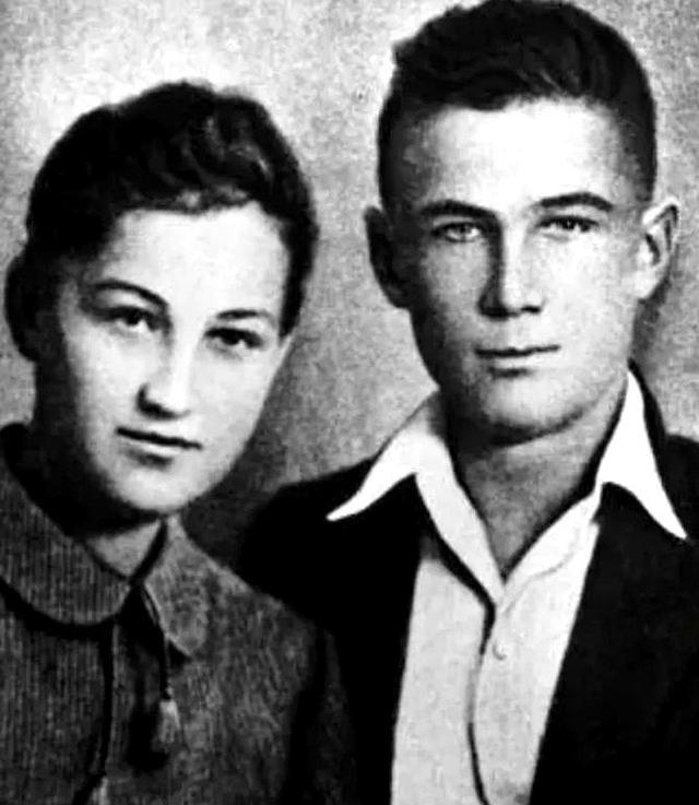 1941年，苏联一女战士被凶残的德军绞死，并被挂起示众一个月，之后又被德军割下左