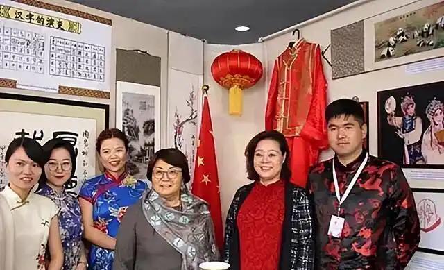 奥通巴耶娃：推翻两任吉尔吉斯元首的“铁娘子”传奇，一步步走上权力巅峰，坚持加深与
