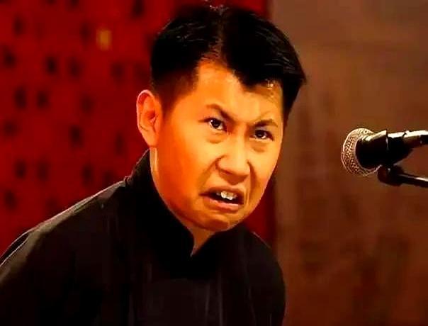 郭德纲把“云”字收回去那天，何伟转身就把名字写成“何沄伟”，多三点水，意思是我流