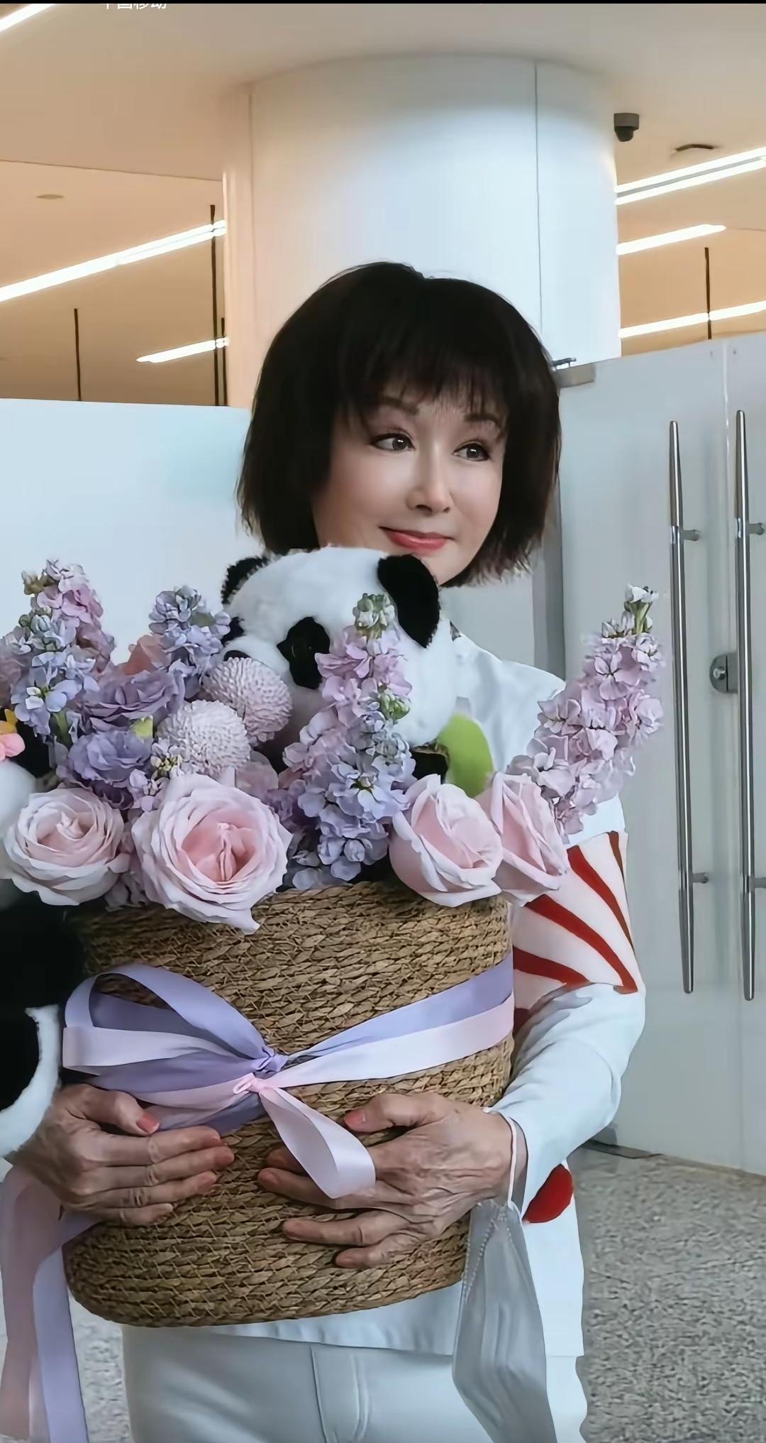 看到眼前这张81岁的手、18岁的脸照片，令人毛骨悚然。这究竟是美颜滤镜高科技带