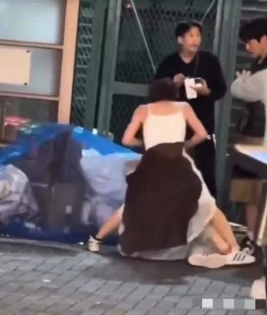 事发日本，昨天，在游客熙熙攘攘的日本大阪道顿堀，一场韩日斗殴的修罗场在上演，