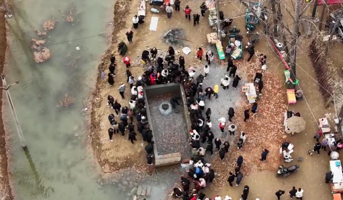 郑州贾鲁河源头的温泉复涌以来，周围每天都人头攒动，热闹非凡。我每天都能刷到这个泉