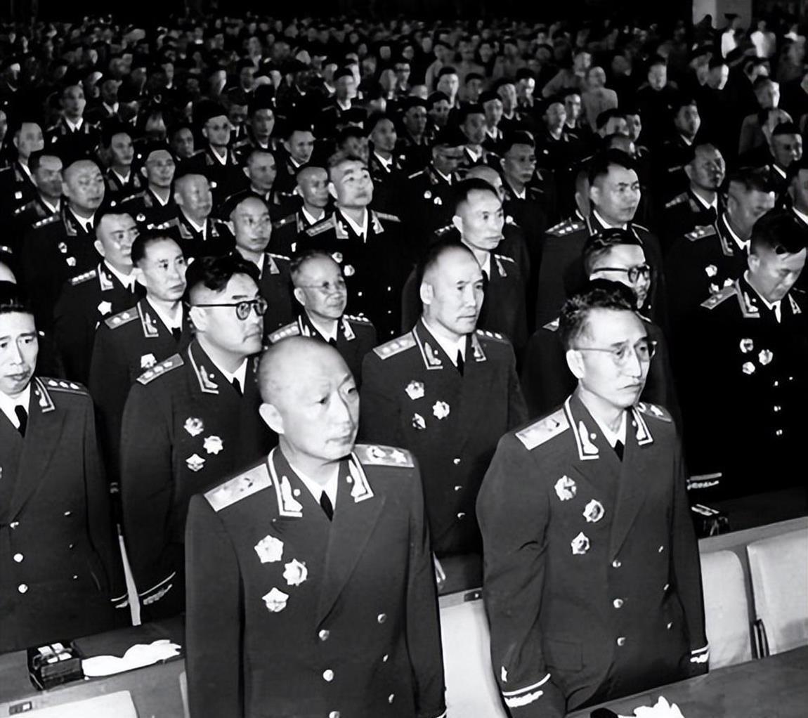 毛主席批阅一份文件，看到署名竟然是“少将”，开怀一笑问：这是被委屈了吗？一九五