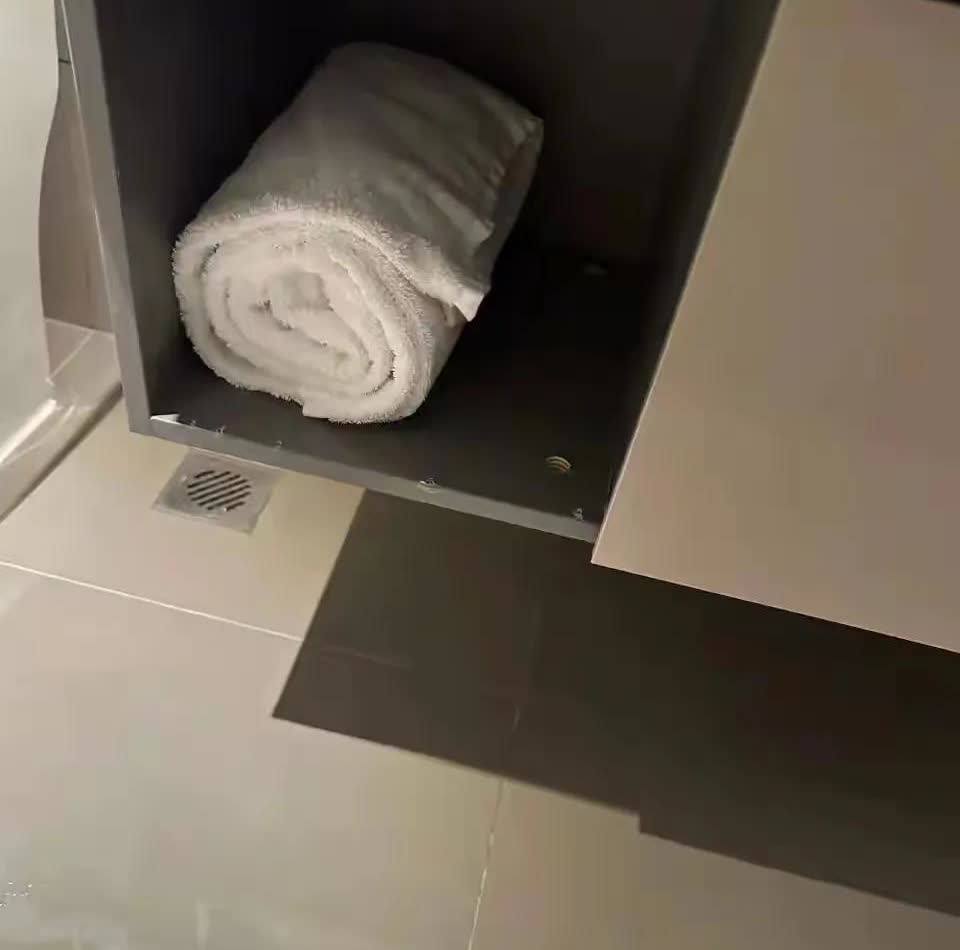 伸手一摸，满手是血！河北邢台，时先生带女友入住如家酒店，半夜在卫生间洗手台下的暗