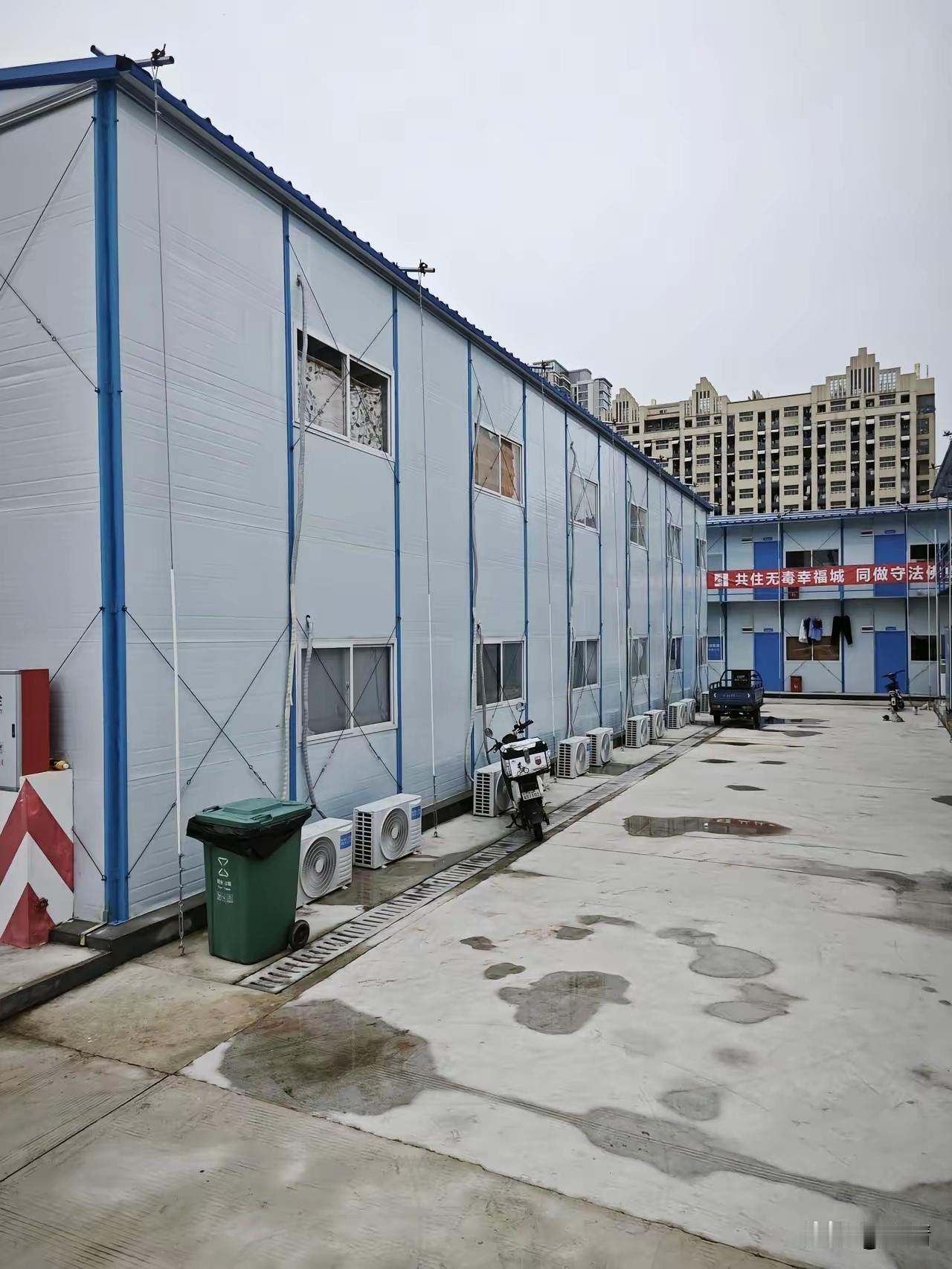 我干了8个月，包工头欠我8万6。他说年底结，我信了。昨天去项目部要钱，门锁了，电