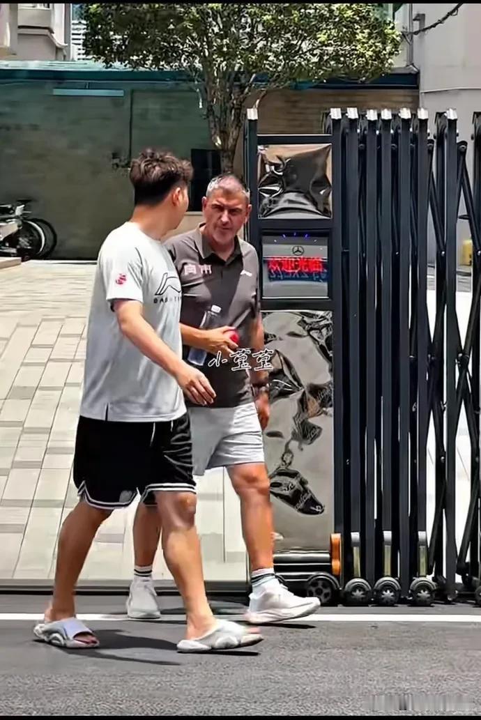 广东宏远男篮俱乐部门口现身一名身穿广东队服的外教，看来事情并非简单！杜锋下课，
