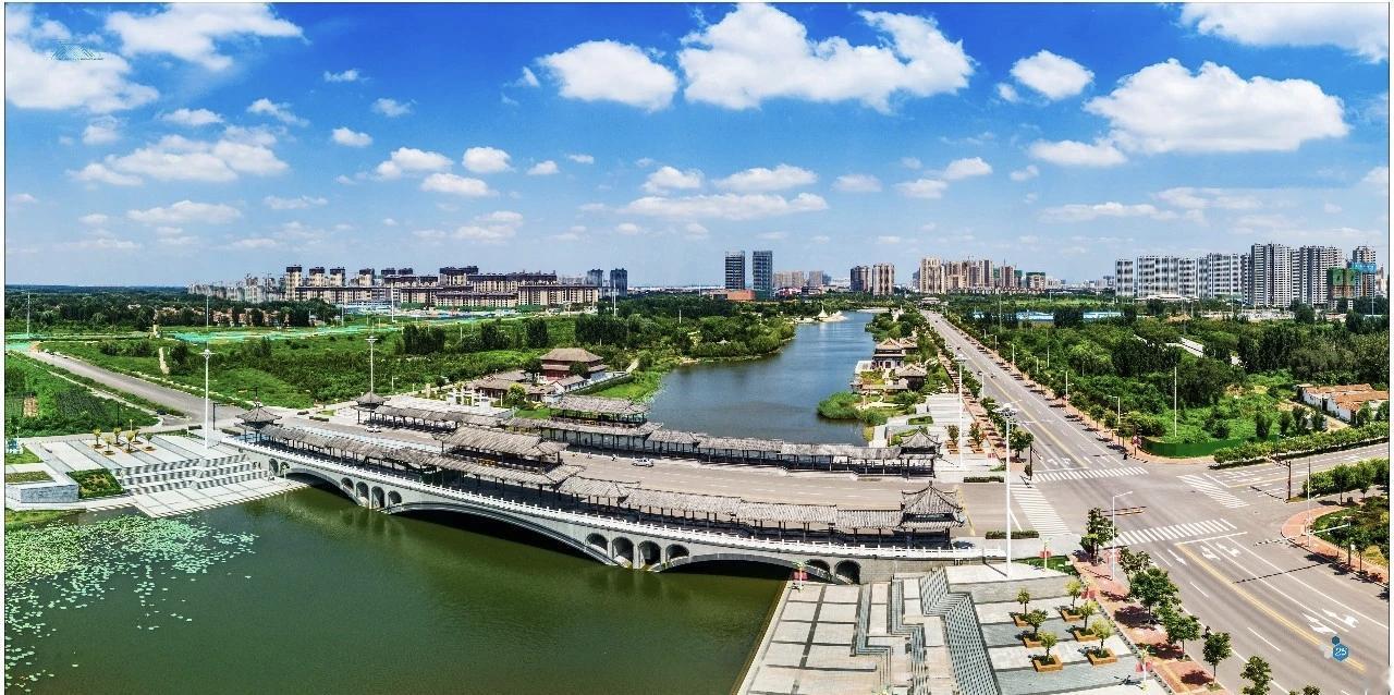 齐河地处黄河北岸，紧临济南，齐河人购物，坐车，看病等大部分都会选择去济南。齐河南