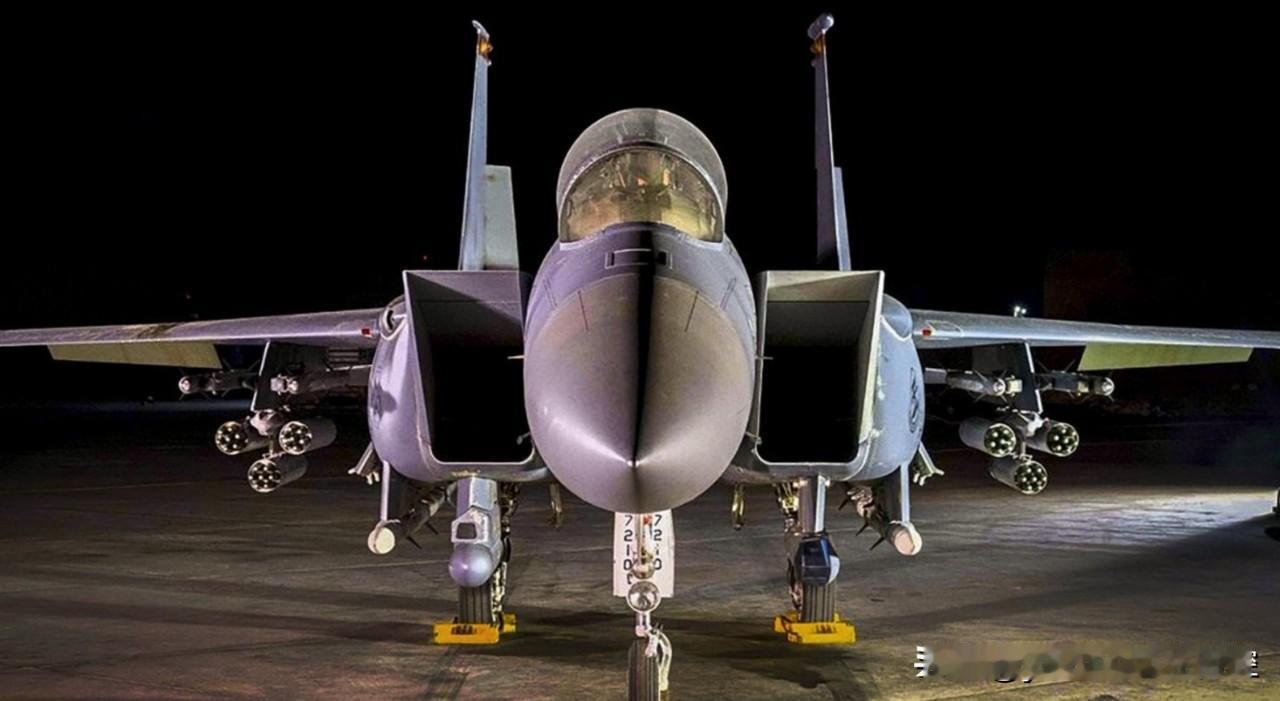 这架F-15E“攻击鹰”战机可谓是武装到了牙齿！其挂载了6台LAU-1