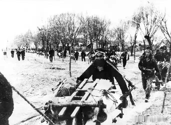 1948年，淮海战役，一位农夫上前线送子弹，返回时，一束手电筒的光束射来，对方怒