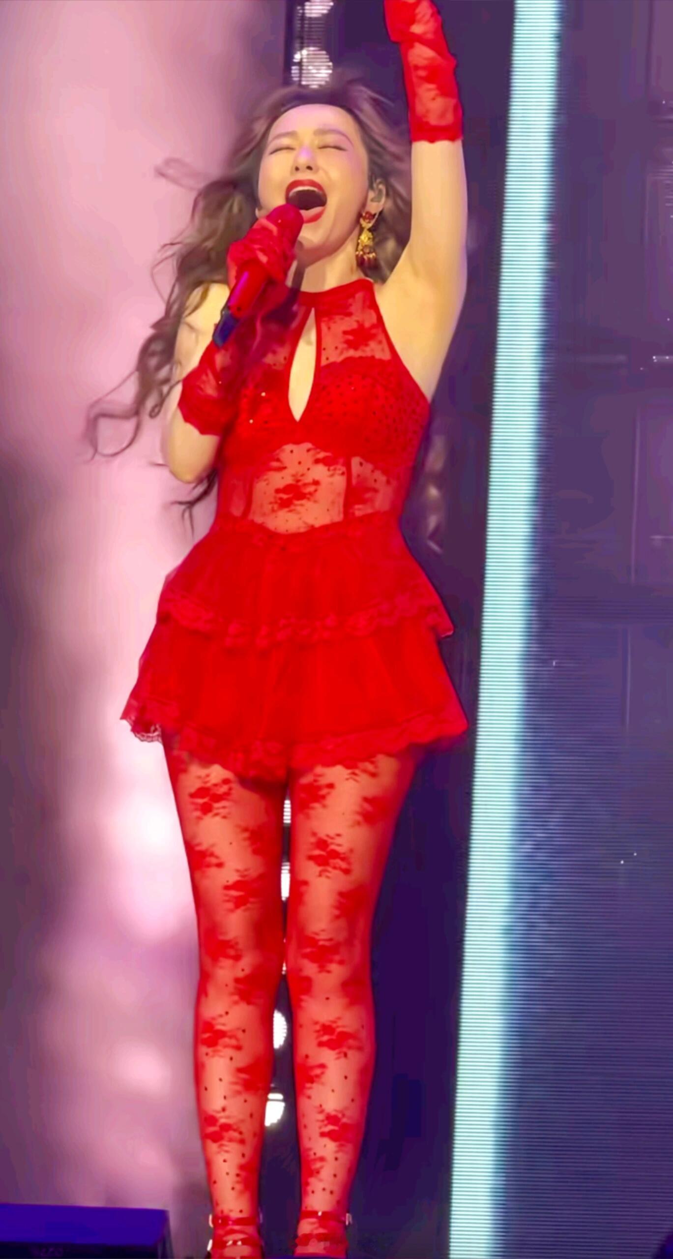 张靓颖提前穿红裙太有年味了