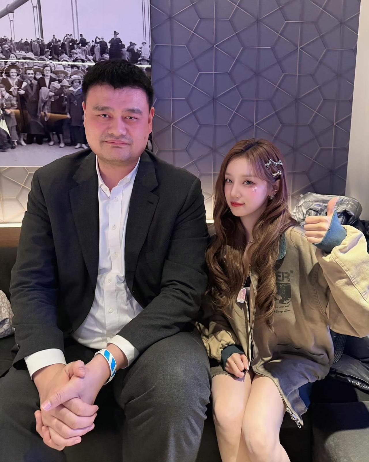 姚明我认识，旁边美女是谁