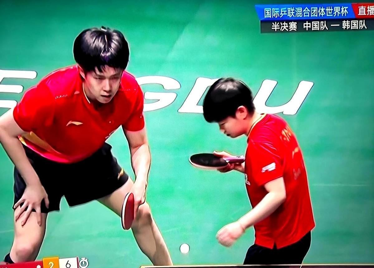 李晓霞承认，自己对比赛的所有预测，全错了。她在解说席上翻着自己的笔记，对着镜头